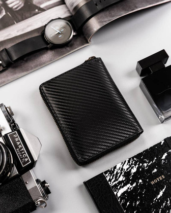 Skórzany portfel na zamek z powłoką carbon