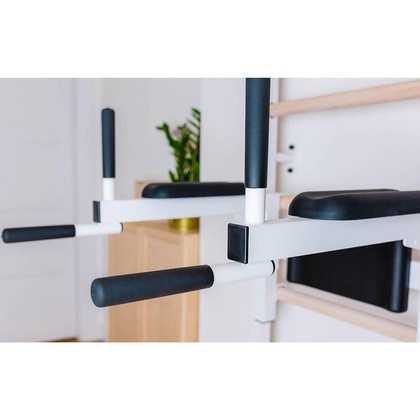 Drabinka gimnastyczna drewniano metalowa z drążkiem i akcesoriami BenchK 233W