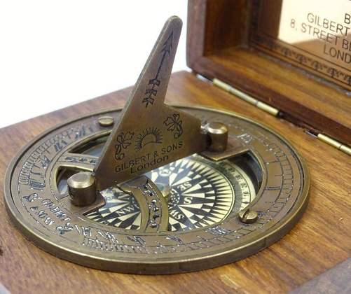 Kompas z zegarem słonecznym Gilbert CGSD w obudowie drewnianej
