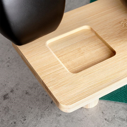 Miseczki na przekąski na tacy na nóżkach ceramiczne czarne 7 el.