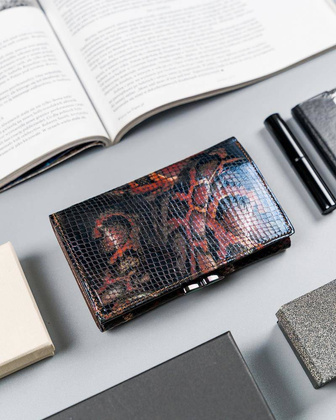 Skórzany portfel damski z biglem zdobiony motywem wężowej skóry