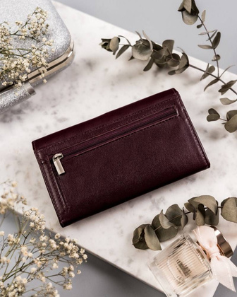 Skórzany portfel damski z tłoczoną klapą