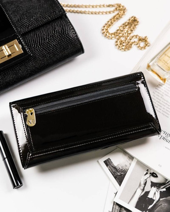 Klasyczny portfel damski z dużą sekcją na karty