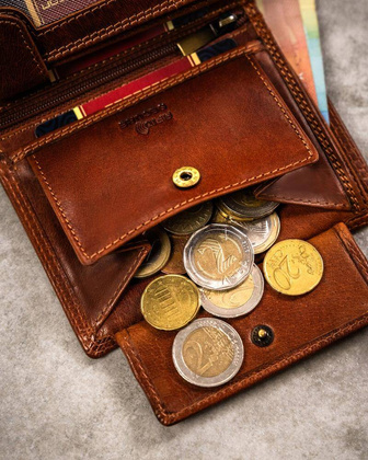 Duży, skórzany portfel męski z wytłoczonym znakiem zodiaku