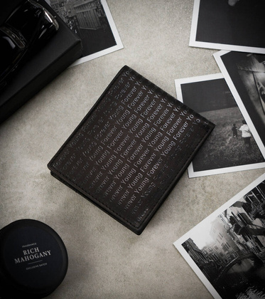 Skorzany portfel zdobiony monogramem Forever Young