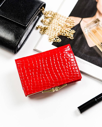 Lakierowany portfel ze wzorem skóry krokodyla