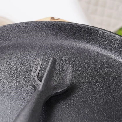 Patelnia żeliwna talerz żeliwny 22 cm z deską