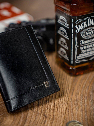 Pionowy, zgrabny portfel męski z dobrej jakości skóry naturalnej