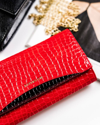Lakierowany portfel damski ze wzorem skóry krokodyla