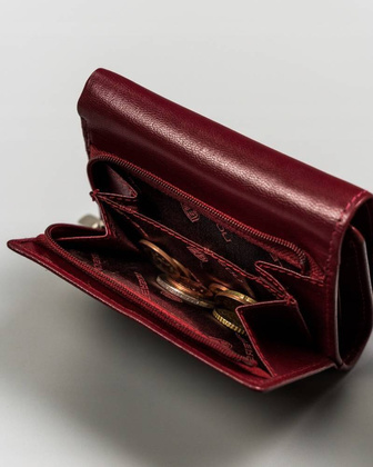 Mały, skórzany portfel damski na zatrzask