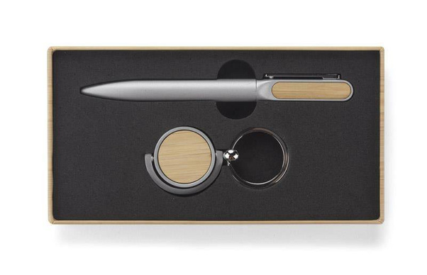 Zestaw upominkowy składa się z długopisu i breloka