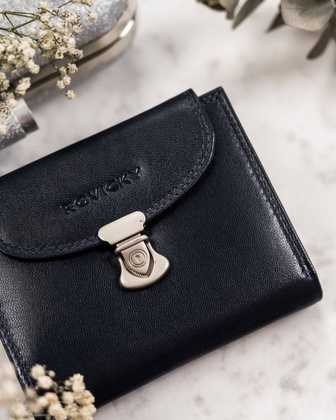 Skórzany portfel damski z ozdobnym zapięciem