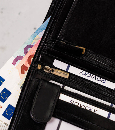 Pionowy portfel meski z zasuwanym schowkiem