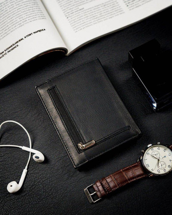 Składany, pionowy portfel męski z kieszonką na suwak, skóra naturalna