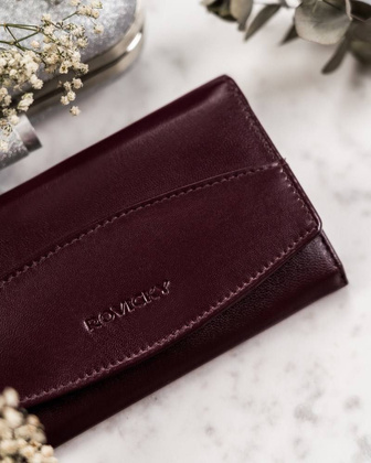 Skórzany portfel damski z tłoczoną klapą