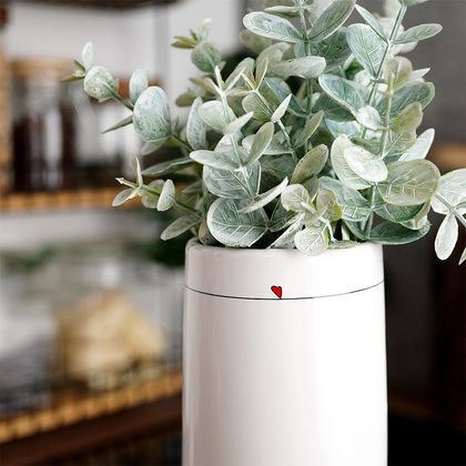 Wazon na kwiaty ceramiczny biały SERDUSZKA