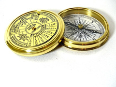 Kompas z 40-letnim kalendarzem – NC1689