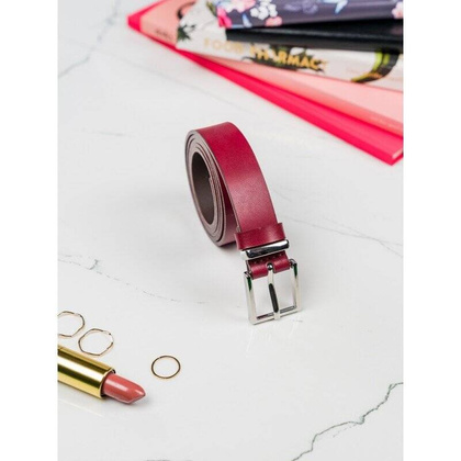 Waski pasek ze skory naturalnej z kwadratowa sprzaczka w srebrnym kolorze