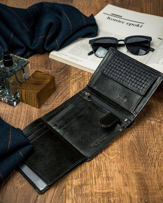 Czarny portfel męski skórzany z przeszyciem