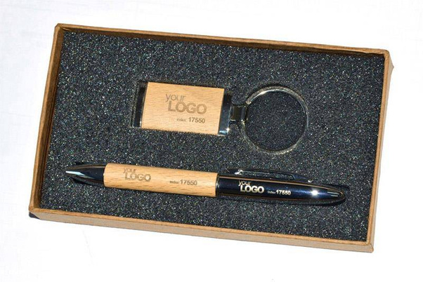 Zestaw upominkowy FRED składający się z długopisu oraz breloka wykonanych z metalu i drewna