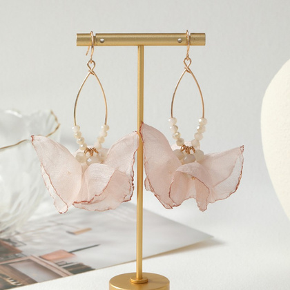 Kolczyki wiszące, efektowne tiulowe z koralikami pudrowe K1700