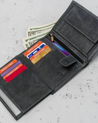 Pionowy, składany portfel męski z zewnętrzną kieszonką na kartę
