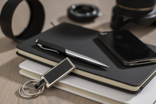 Zestaw upominkowy PHIL składający się z breloka i długopisu