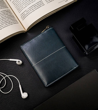 Pionowy portfel męski na zamek z przeszyciami, skóra naturalna