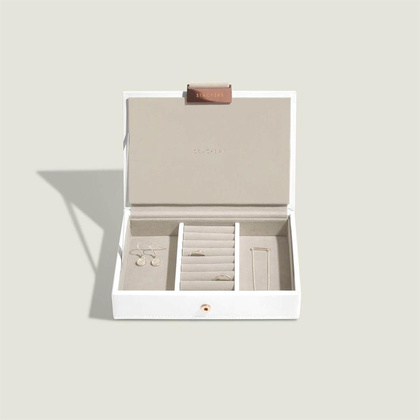 Szkatułka na biżuterię Stackers mini biało-beżowa z pokrywką miedziane zapięcie