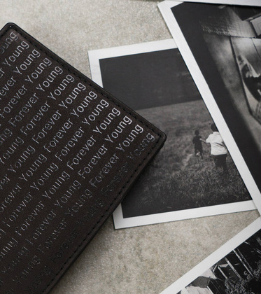 Skorzany portfel zdobiony monogramem Forever Young