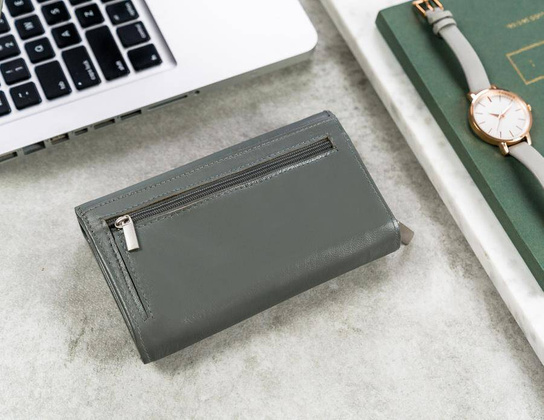 Klasyczny skórzany portfel damski z klapą na zatrzask