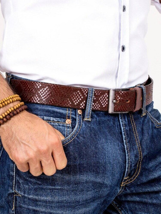 Klasyczny pasek ze skory naturalnej zdobiony tloczeniem we wzor skory weza