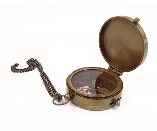 Zamykany kompas z łańcuszkiem w etui C-64