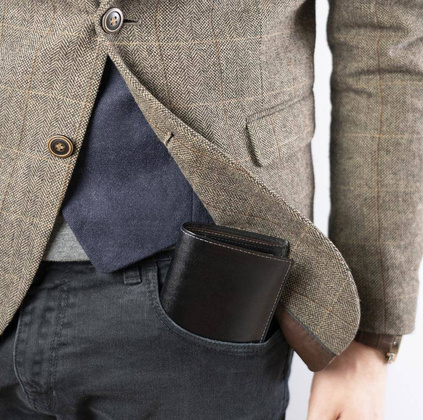 Pionowy portfel męski ze złotym akcentem, skóra naturalna licowa