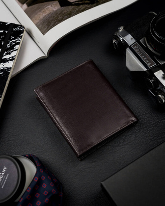 Pojemny portfel meski z naturalnej skory licowej z ochrona RFID