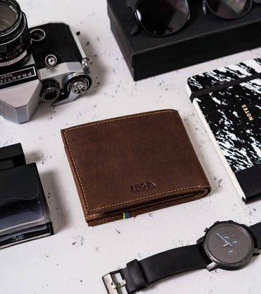 Poziomy portfel męski z ozdobnym tłoczeniem