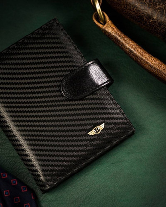 Skórzany portfel męski w orientacji pionowej zamykany na zatrzask