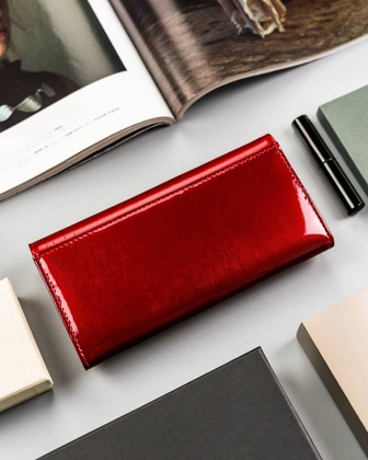 Lakierowany, duży portfel damski ze skóry naturalnej