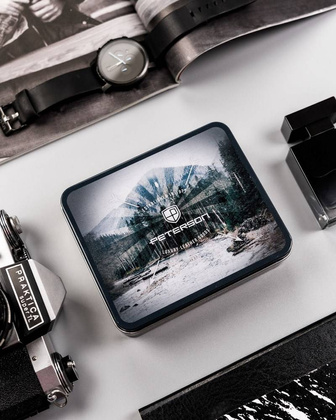 Skórzany portfel męski z czerwonym akcentem