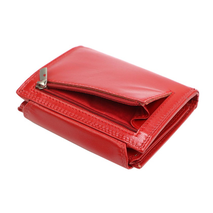 Skórzany portfel damski z ozdobnym zapięciem