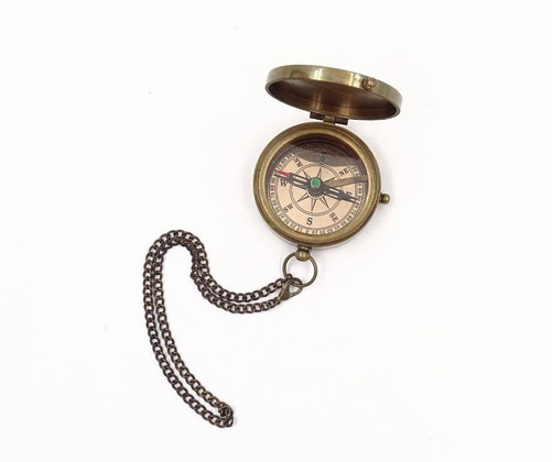 Zamykany kompas z łańcuszkiem w etui C-64