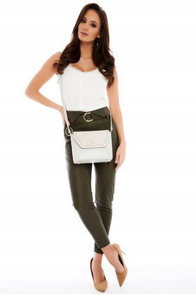 Skórzana listonoszka pudełkowa z zamszową klapką zdobioną dżetami