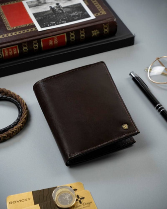 Pionowy, skórzany portfel męski bez zapięcia