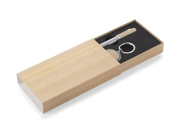 Zestaw upominkowy składa się z długopisu i breloka