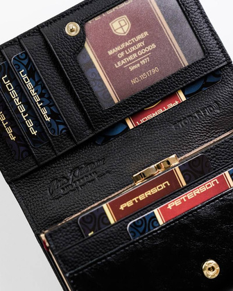 Skórzany portfel damski z motywem wężowej skóry