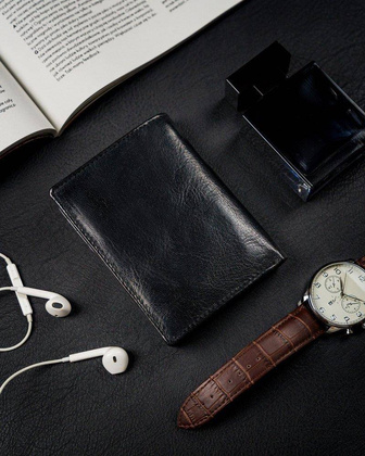 Duży, pionowy portfel męski bez zapięcia z błyszczącej skóry naturalnej