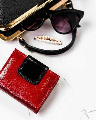 Kompaktowy portfel damski z lakierowanej skory naturalnej