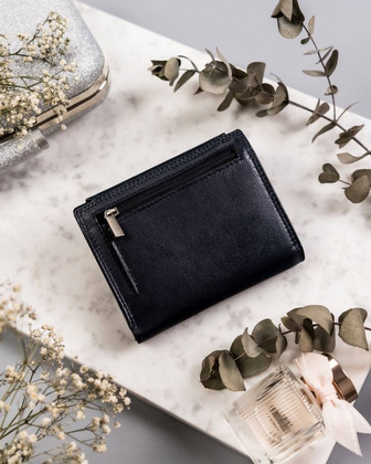 Skórzany portfel damski z ozdobnym zapięciem