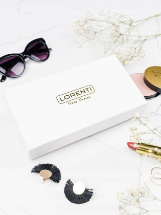 Pionowy, zapinany portfel damski z lakierowanej skóry naturalnej