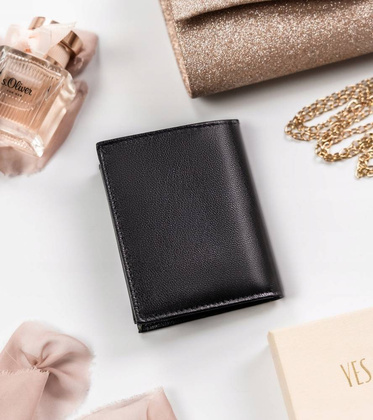 Klasyczny pionowy portfel damski ze skory naturalnej